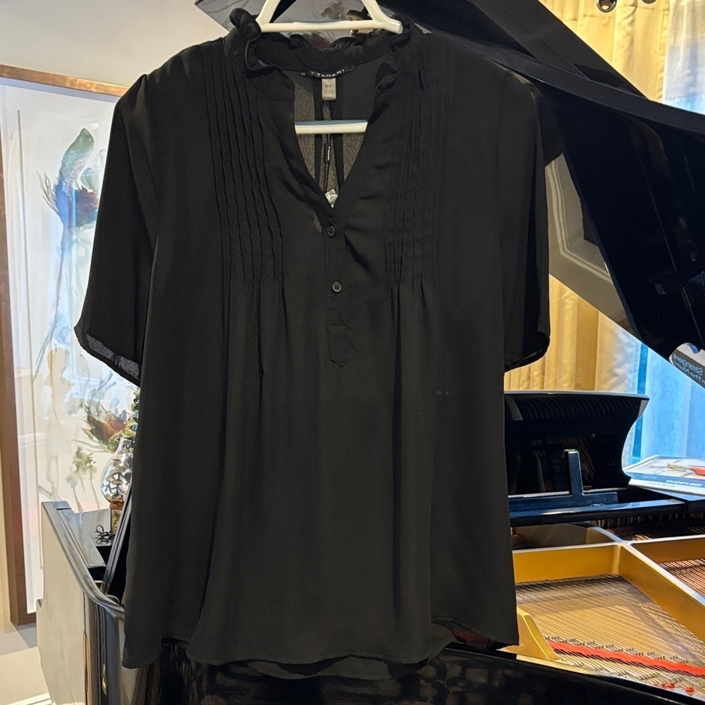 T. Tahari black short sleeve blouse size medium